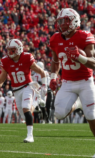 Wisconsin runs away from Rutgers 31-17, Taylor with 3 TDs